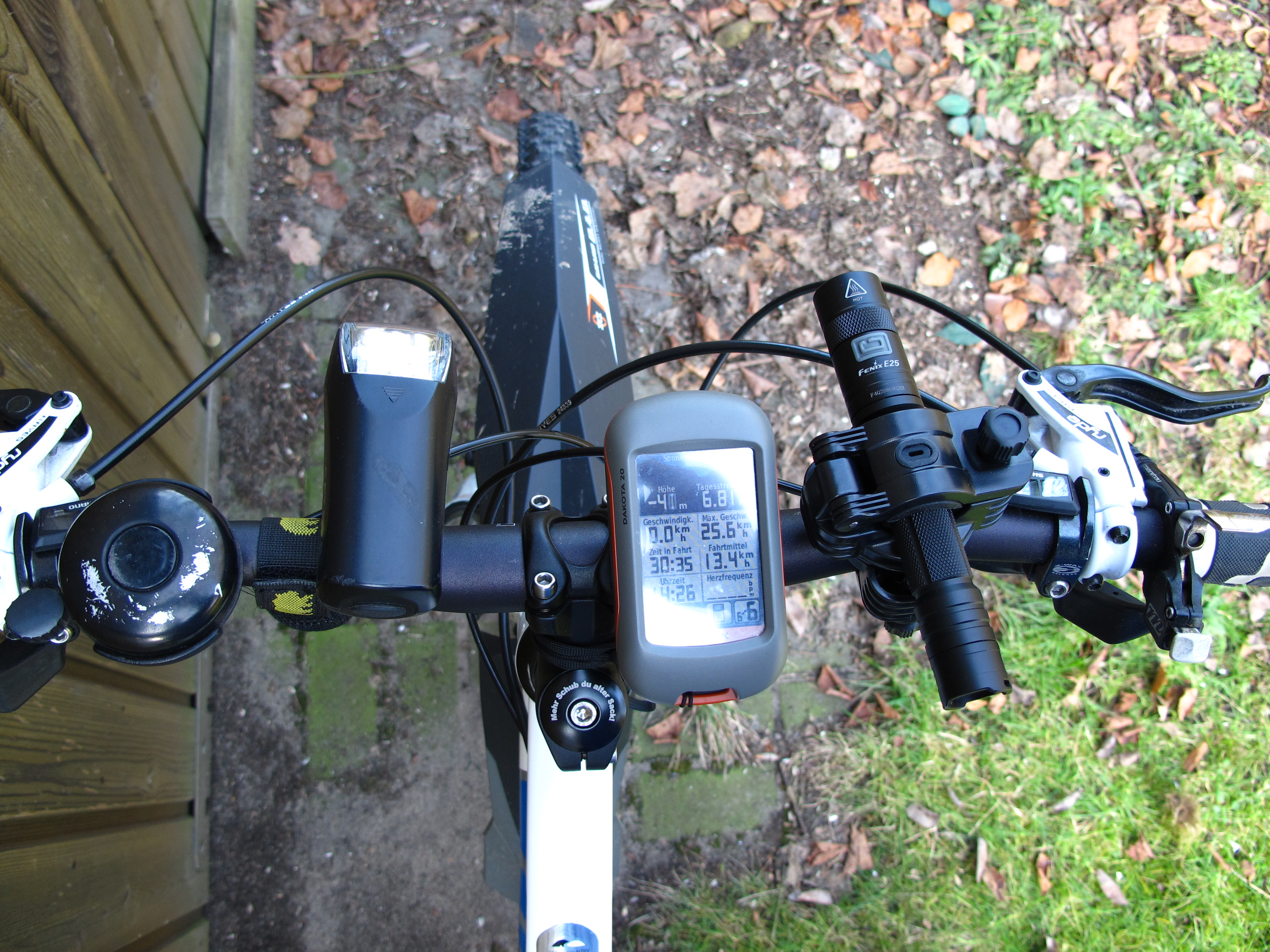 Cockpit mit Gebimmel, Laternen und Navi.